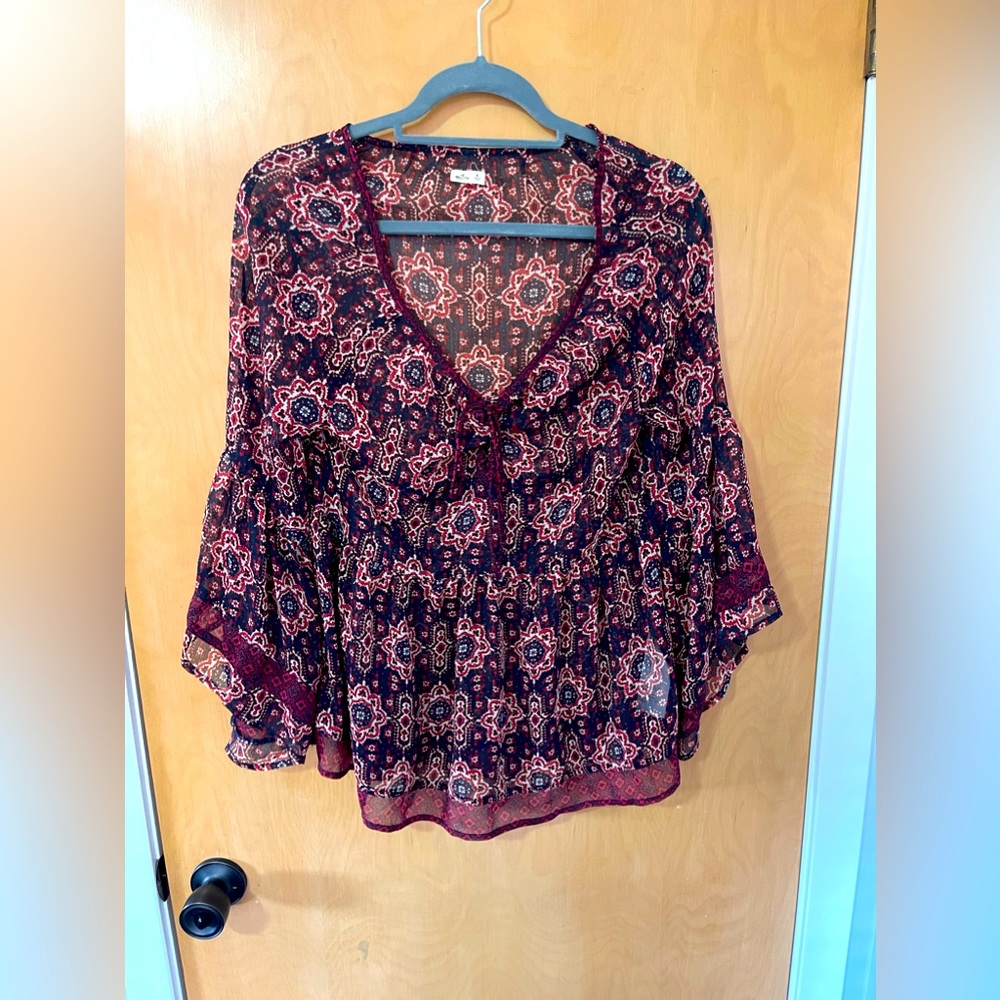 Cute flowy Hollister shirt